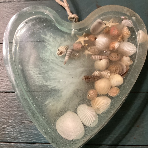 Clear resin with shell hanging decor - Picture 3 of 8